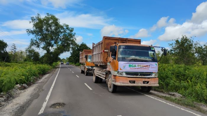 PERBAIKAN JALAN: Armada PT BGA saat melakukan penimbunan sejumlah lubang jalan Pangkalan Bun - Kotawaringin Lama. FOTO: DOK.BGA/RADAR SAMPIT