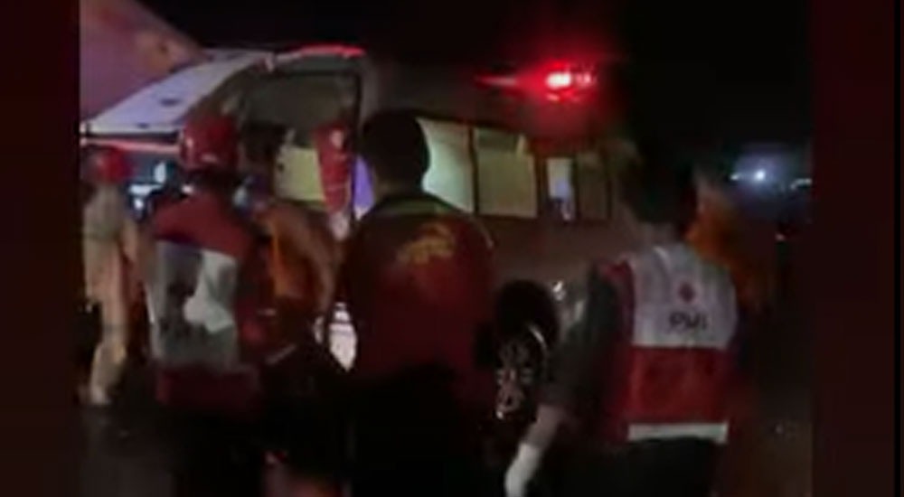 Petugas PMI Kotim menggotong korban ke dalam ambulans usai terlibat kecelakaan di Jalan Samkto, Kecamatan Baamang, Jumat malam (19/12/2025)