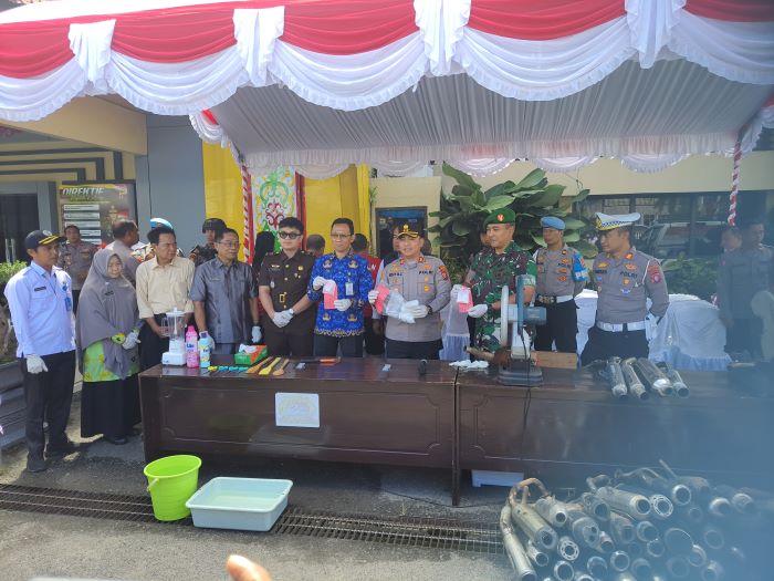 RELEASE KASUS: Polres Kotim menggelar pemusnahan barang bukti sekaligus release pengungkapan kasus tindak pidana selama tahun 2025. FOTO: HENY/RADAR SAMPIT