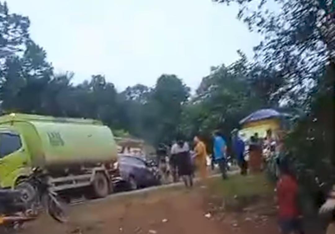 Suasana di lokasi kejadian kecelakaan beruntun di tik Rungan Lubuk Durian, Desa Cempaka Mulia Barat, Kecamatan Cempaga, Sabtu (20/12 /2025).