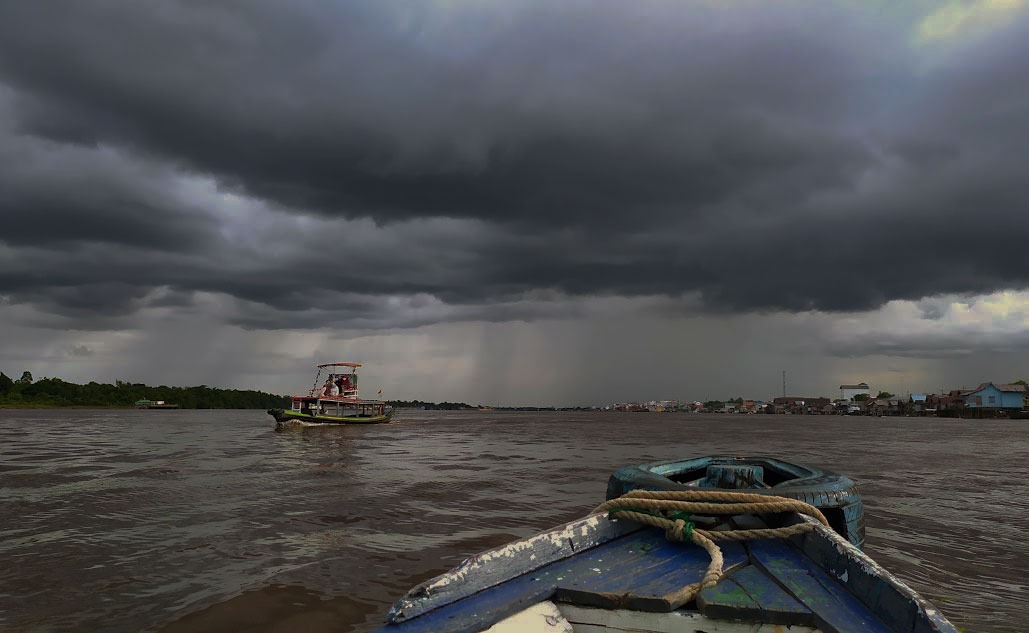 Awan hitam di langit Kotawaringin Timur, dilihat dari Sungai Mentaya. (DOK. Usay Nor Rahmad/Radar Sampit)