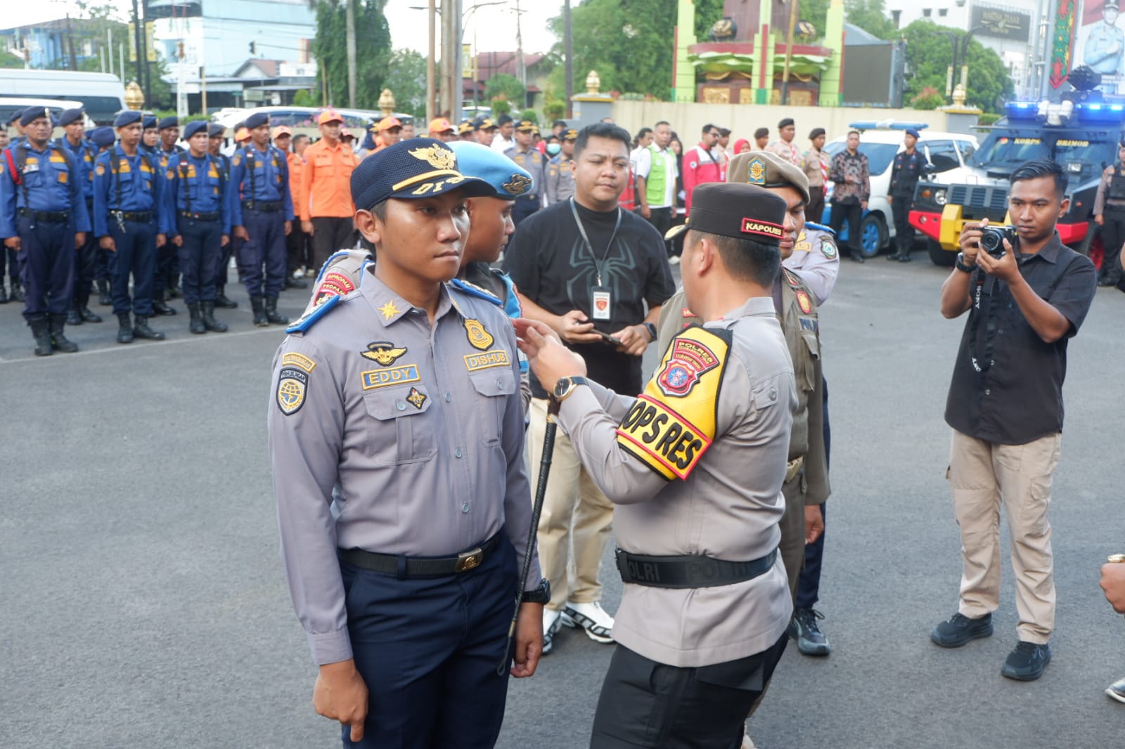 APEL GELAR PASUKAN: Apel gelar pasukan menyambut Operasi Lilin Telabang 2025 di Mapolres Kotim, Jumat (19/12) sore.POLRES KOTIM UNTUK RADAR SAMPIT
