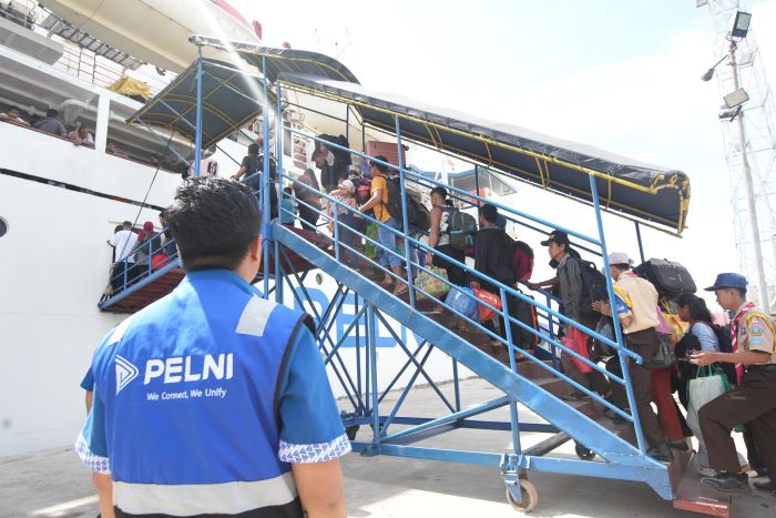 TRANSPORTASI LAUT : Penumpang saat memasuki kapal Pelni di Pelabuhan Sampit. FOTO: PELNI/RADAR SAMPIT