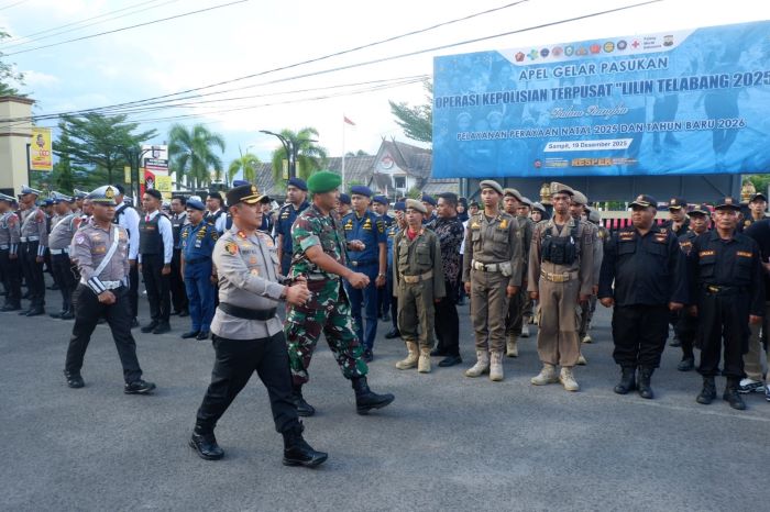 GELAR PASUKAN: Kapolres Kotim AKBP Resky Maulana Zulkarnain melakukan pengecekan pasukan yang terlibat dalam Operasi Lilin Telabang 2025 di Mapolres Kotim, Jumat (19/12/2025) sore. FOTO: POLRES KOTIM
