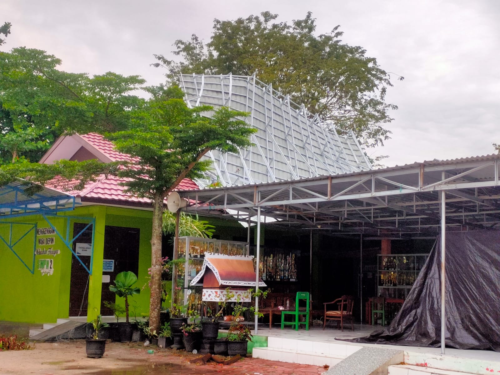 ATAP TERBANG: Atap bangunan di SMPN 1 Sampit terbang dan menimpa bangunan di SMPN 2 Sampit. (Yuni/Radar Sampit)