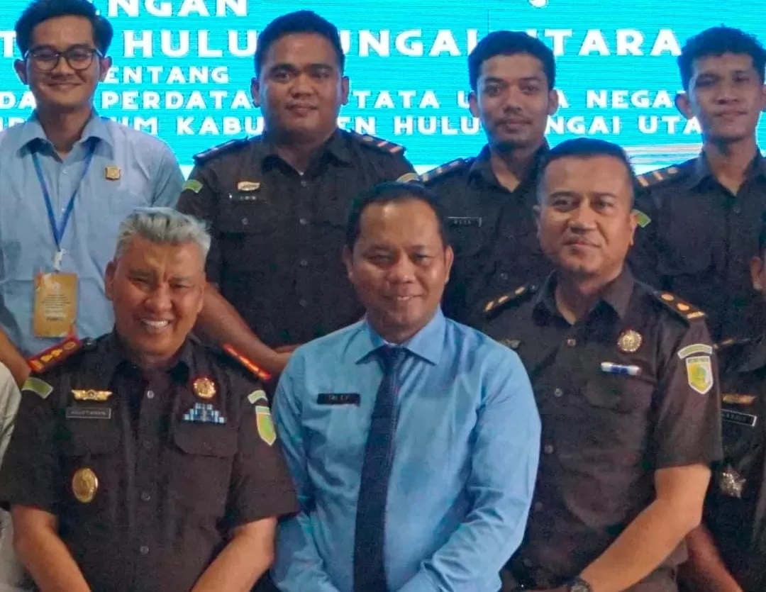 BURON: Tersangka TTF Kasi Datun (baju biru) yang dinyatakan DPO oleh KPK RI. Disamping kanannya ASB (Kasi Intel)ditetapkan sebagai tersangka dan ditahan pihak KPK RI. (Dok. Radar Banjarmasin)