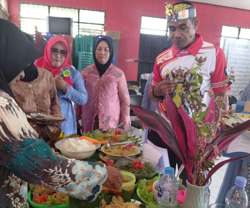 PERINGATI HARI IBU: Lurah Baamang Hulu Rudi Setiawan didampingi Ketua Tim PKK Baamang Hulu Agustina di Balai Kelurahan Baamang Hulu, Sabtu (20/12).HENY/RADAR SAMPIT