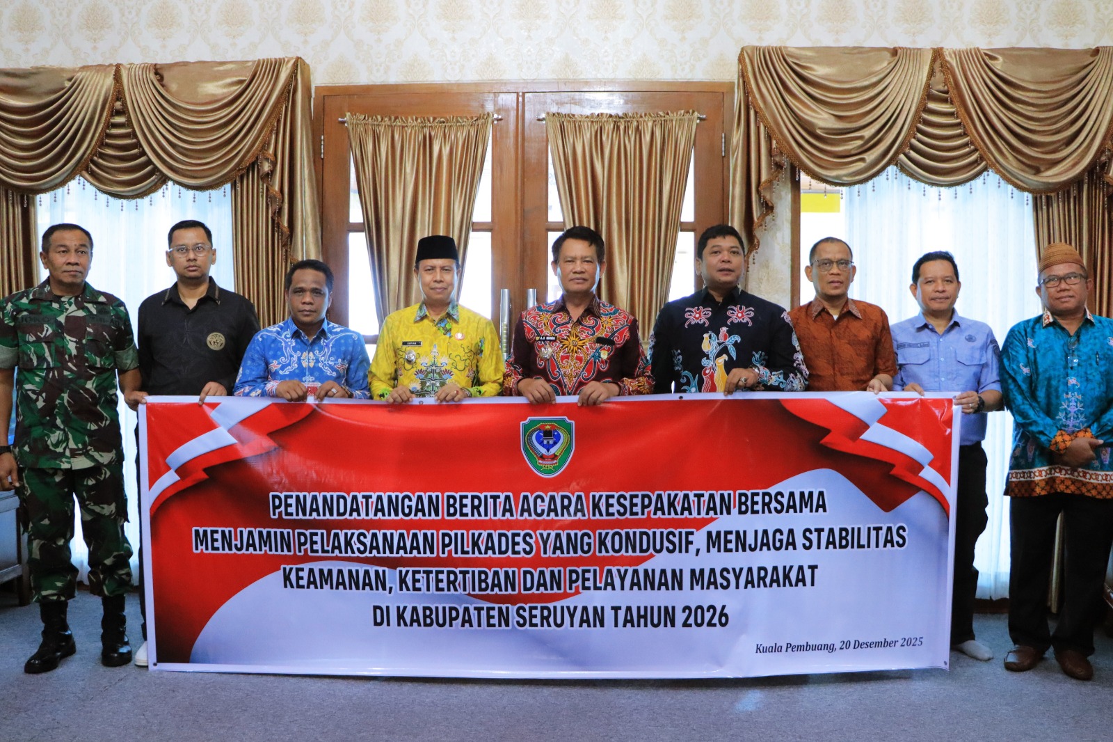 PILKADES: Penandatanganan berita acara kesepakatan bersama dalam rapat Forkopimda Seruyan digelar di Rumah Jabatan Bupati Seruyan, Sabtu (20/12).RIFANI/RADAR SAMPIT