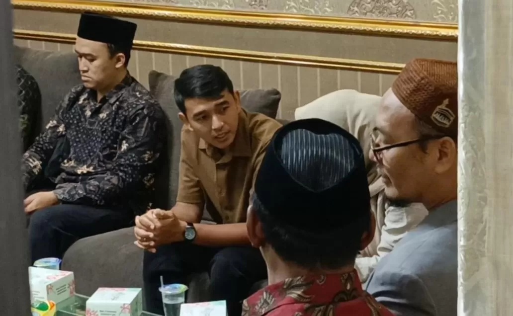 Keluarga Sukardi yakni anak ketiganya Amin (baju coklat) saat menunggu dilakukan tes DNA di Asrama Haji Sukolilo Surabaya, Selasa (16/12). (Rahmat Sudrajat)