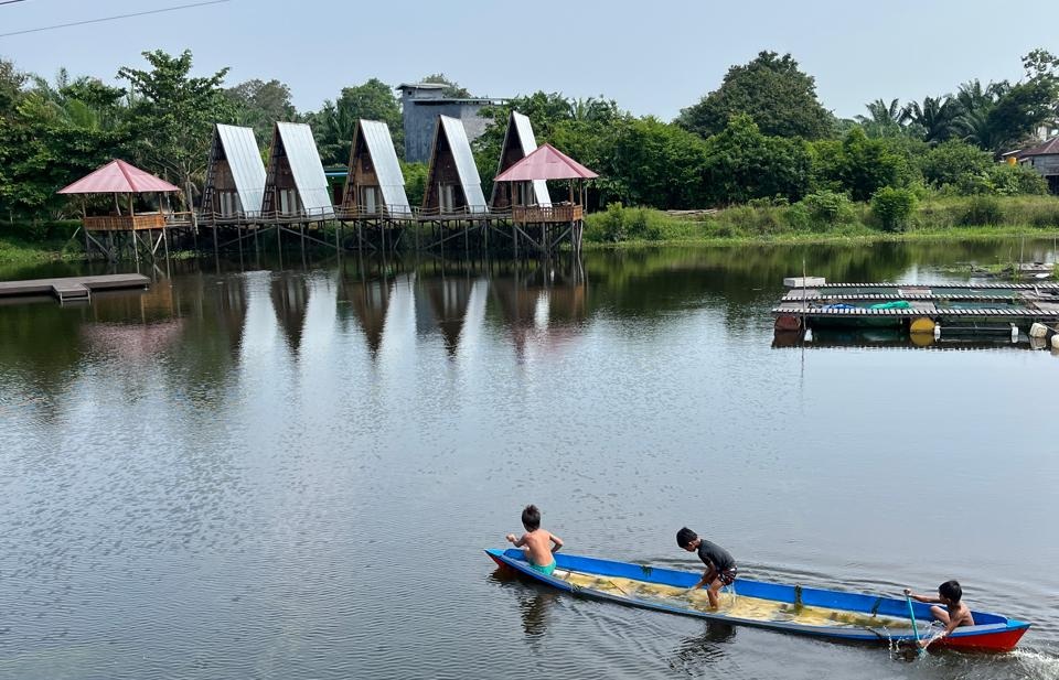 Keindahan Danau Limau, Desa Lalang, Kecamatan Kotawaringin Lama, Kabupaten Kotawaringin Barat.DISPAR KOBAR
