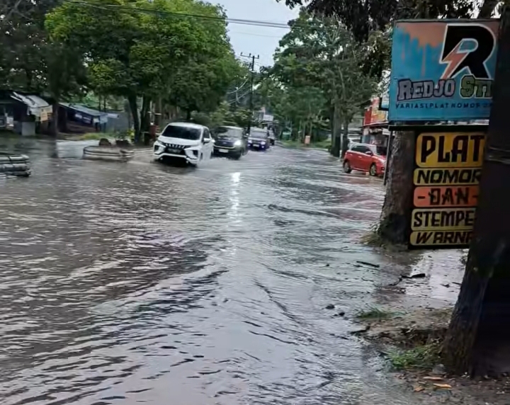 Arus lalu lintas kendaraan tersendat akibat banjir di Jalan Malijo, Kelurahan Madurejo, Kecamatan Arut Selatan, Kabupaten Kotawaringin Barat, Jumat (21/12).