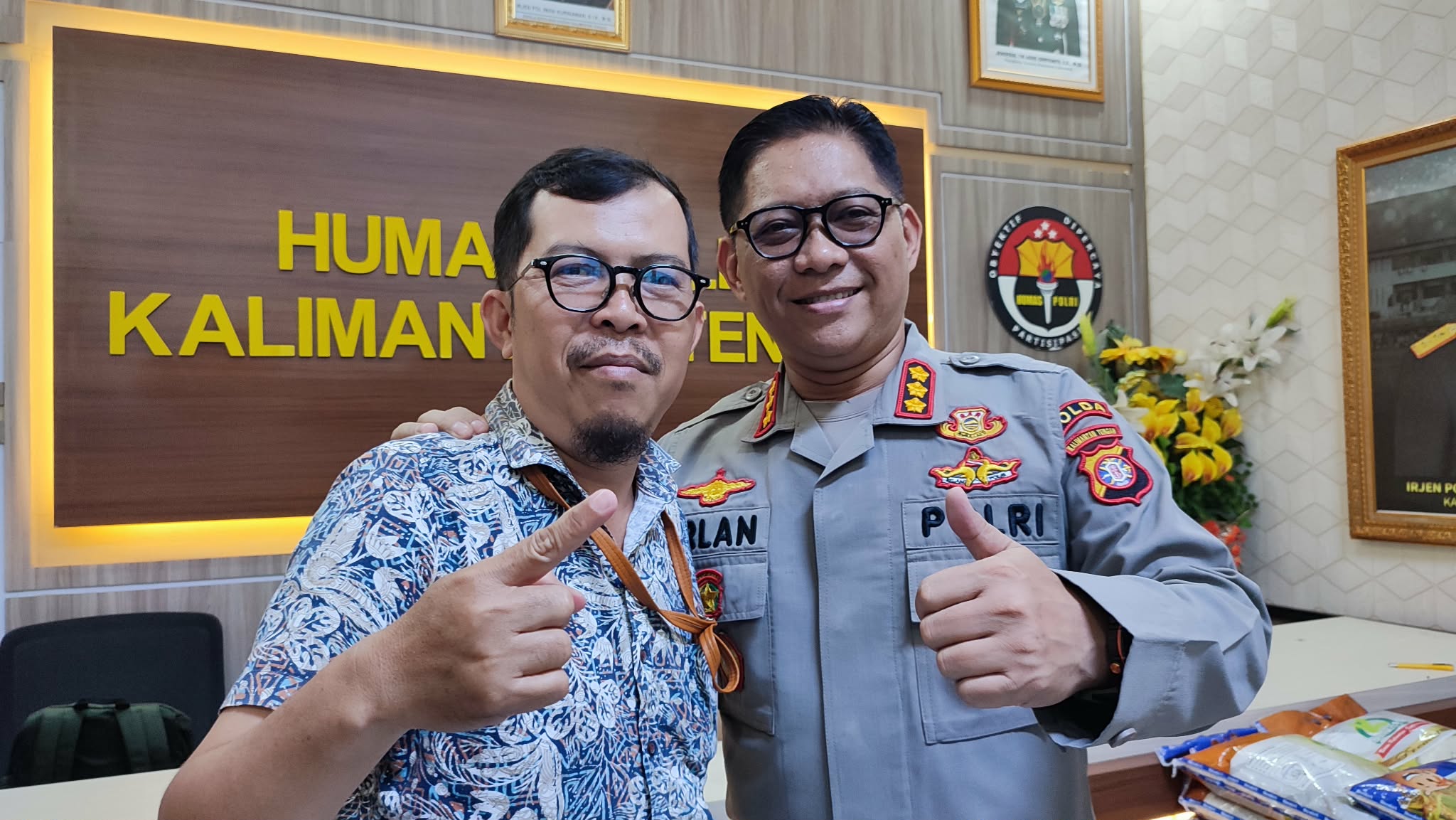 DIGANTI: Kabid Humas Polda Kalteng Kombes Pol Erlan Munaji saat bersama wartawan Radar Sampit Dodi. (Istimewa/Radar Sampit)