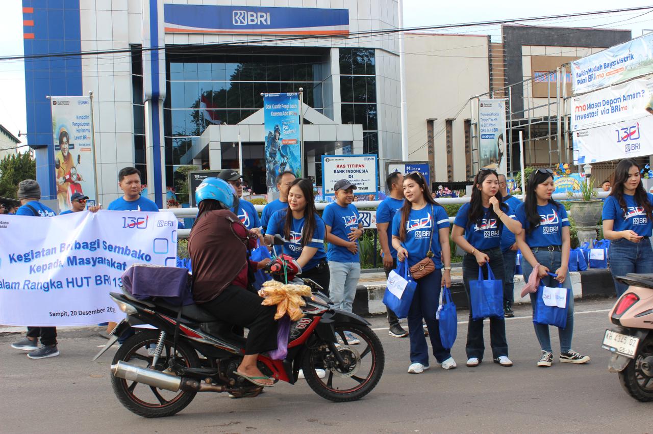 Insan BRILiaN BRI Cabang berbagi kepada masyarakat berupa 225 paket sembako di depan  Kantor Cabang BRI Sampit, Jalan MT Haryono, Sampit.