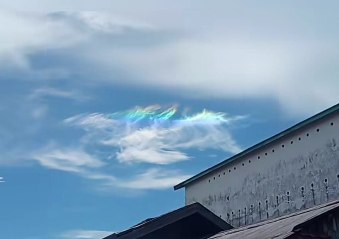 Tangkapan layar fenomena langit berwarna indah di atas langit Pegatan, Kabupaten Katingan, Senin (22/13/2025). (Video rekaman Riski)