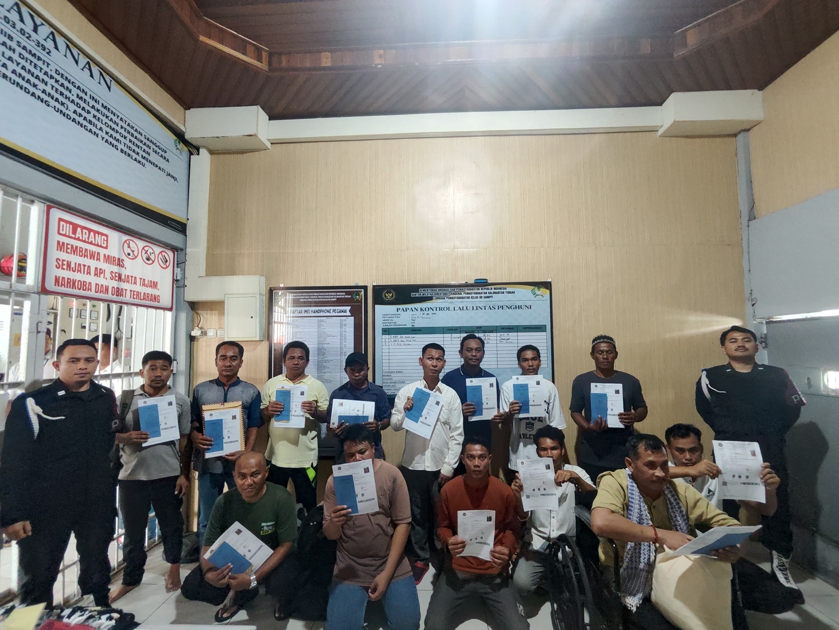 Belasan warga binaan Lapas Kelas II B Sampit, yang telah bebas dari hukuman pada 8 Desember 2025 lalu.