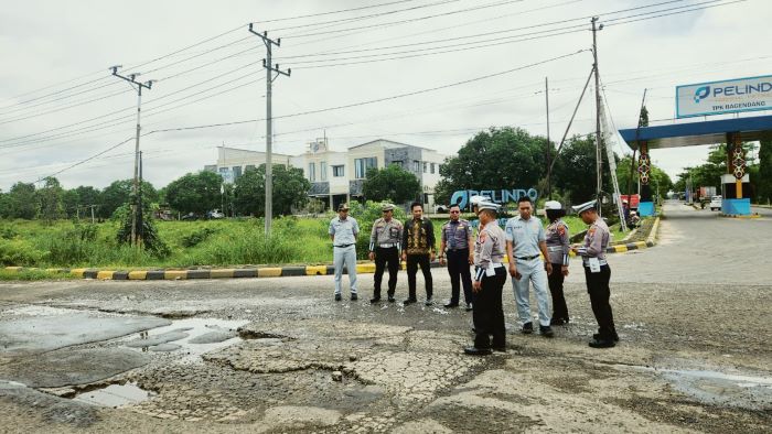 JALAN RUSAK: Satlantas Polres Kotim Bersama Dishub, DSDABMBKPRKP, Disbudpar dan  Jasa Raharja survey pemantauan salah satu titik lokasi jalan berlubang di jalur HM Arsyad, belum lama tadi. FOTO: DSDAB