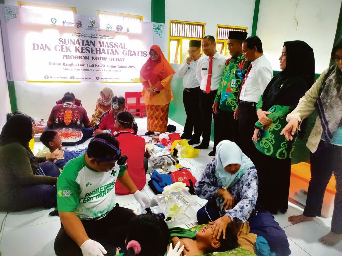 KHITAN MASSAL: Wabup Kotim Irawati meninjau kegiatan sunatan massal yang digelar oleh Baznas Kotim DI Masjid Nur Qolbu, Senin (22/12). YUNI/RADAR SAMPIT