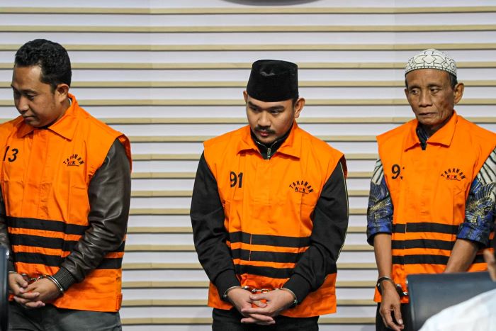 Bupati Bekasi Ade Kuswara Kunang (tengah) bersama ayahnya H.M. Kunang (kanan) dan pihak swasta Sarjan (kiri) dihadirkan saat konferensi pers penahanan usai terjaring operasi tangkap tangan (OTT)