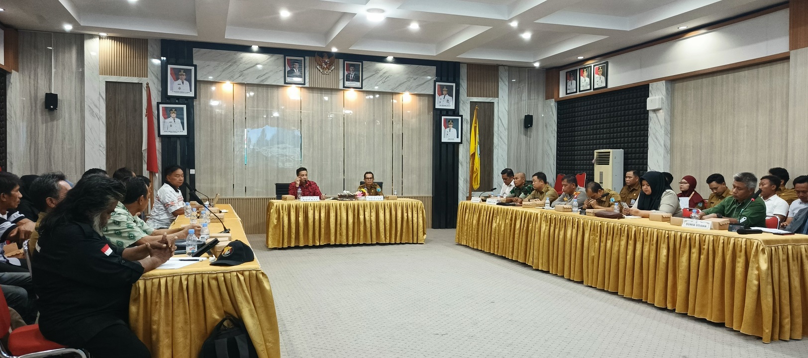 Suasana rapat penyelesaian sengketa lahan antara perusahaan dengan warga, dipimpin Bupati Lamandau Rizky Aditya Putra, Senin (22/12).