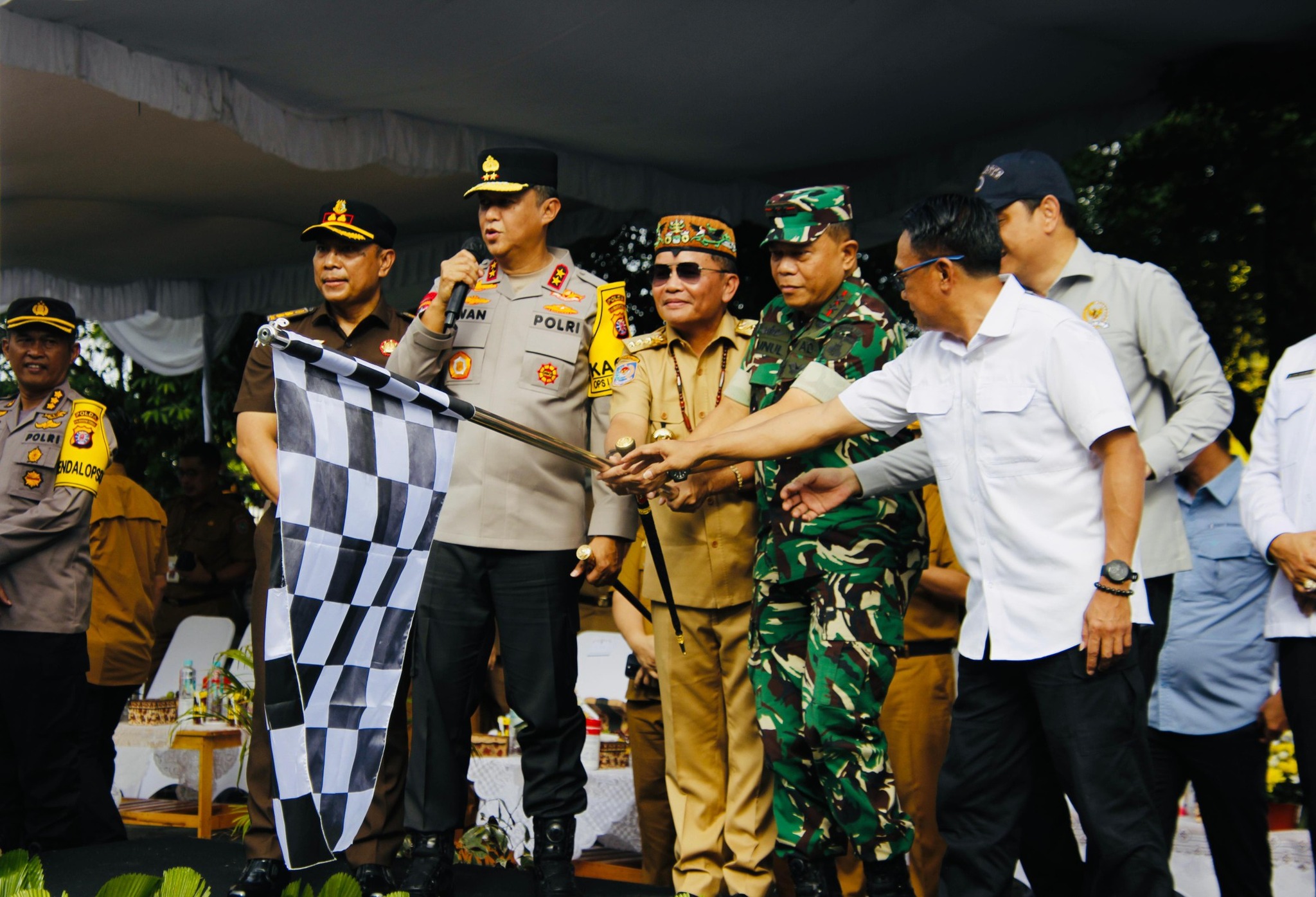 Gubernur Kalteng, Kapolda Kalteng , Pangdam XXII/Tambun Bungai, perwakilan Kejati Kalteng, unsur forkopimda, saat memberangkatkan pemudik gratis, (22/12).