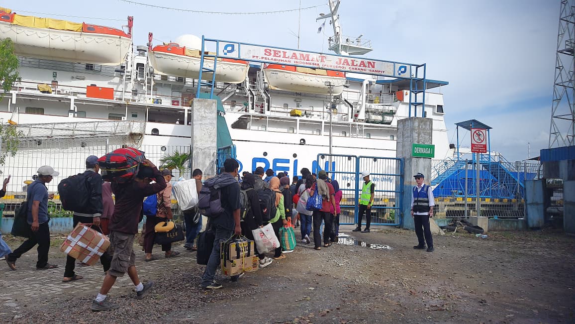 BERLAYAR : Ratusan penumpang menikmati perjalanan liburan menaiki KM Lawit dari Pelabuhan Sampit menuju Pelabuhan Semarang, Senin (22/12).HENY/RADAR SAMPIT