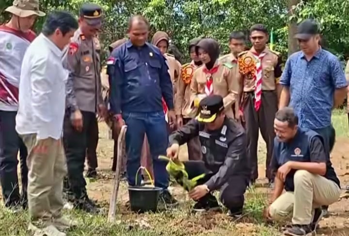 Bupati Sukamara Masduki saat penanaman pohon di Bukit Jalungga belum lama ini.