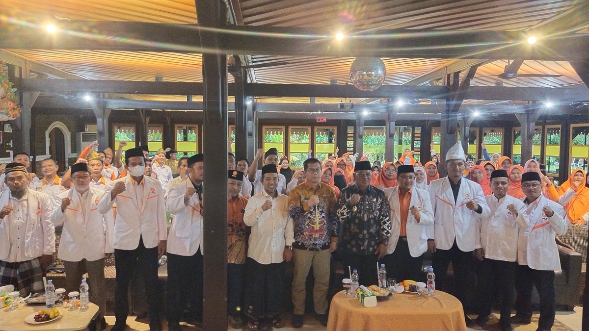 Foto bersama jajaran Pengurus DPD PKS Kobar bersama wakil Bupati Kobar pada penutupan Rakerda di Quisas Kafe, Minggu 21 Desember 2025. (syamsudin/radar sampit)