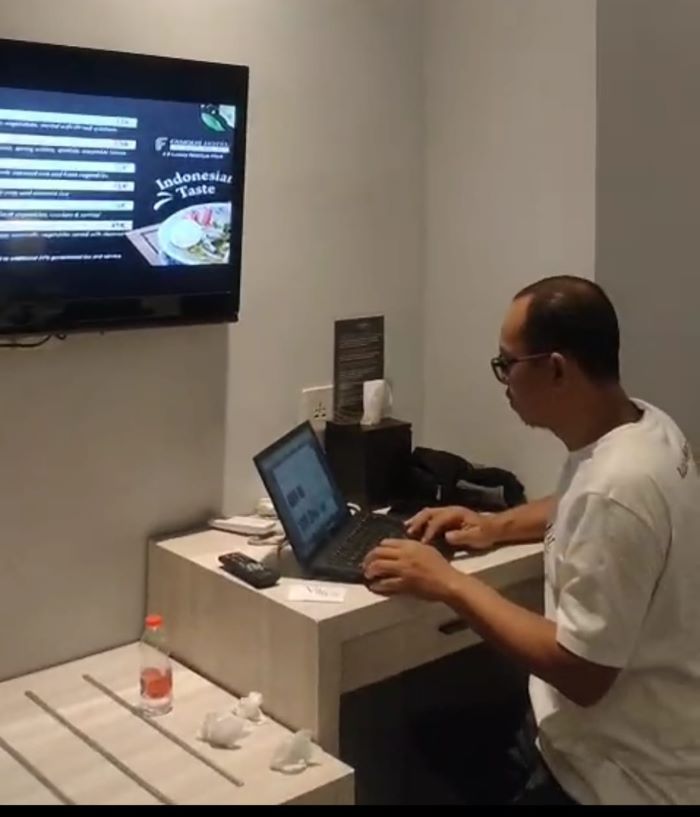 REMOTE WORKER: Salah satu karyawan swasta bekerja jarak jauh. FOTO: DOK/RADAR SAMPIT