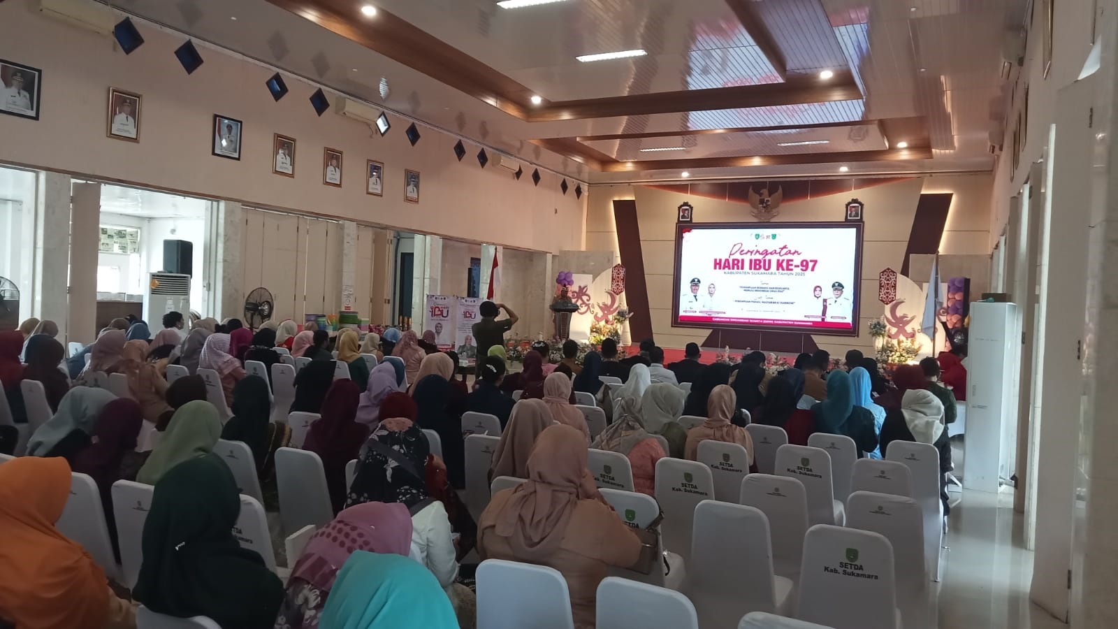 Wakil Bupati Sukamara Nur Efendi saat menghadiri acara Hari Ibu yang digelar di Aula Setda Sukamara.