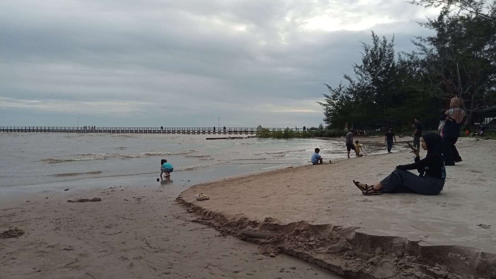 Jumlah kunjungan wisata pantai saat libur sekolah masih normal.