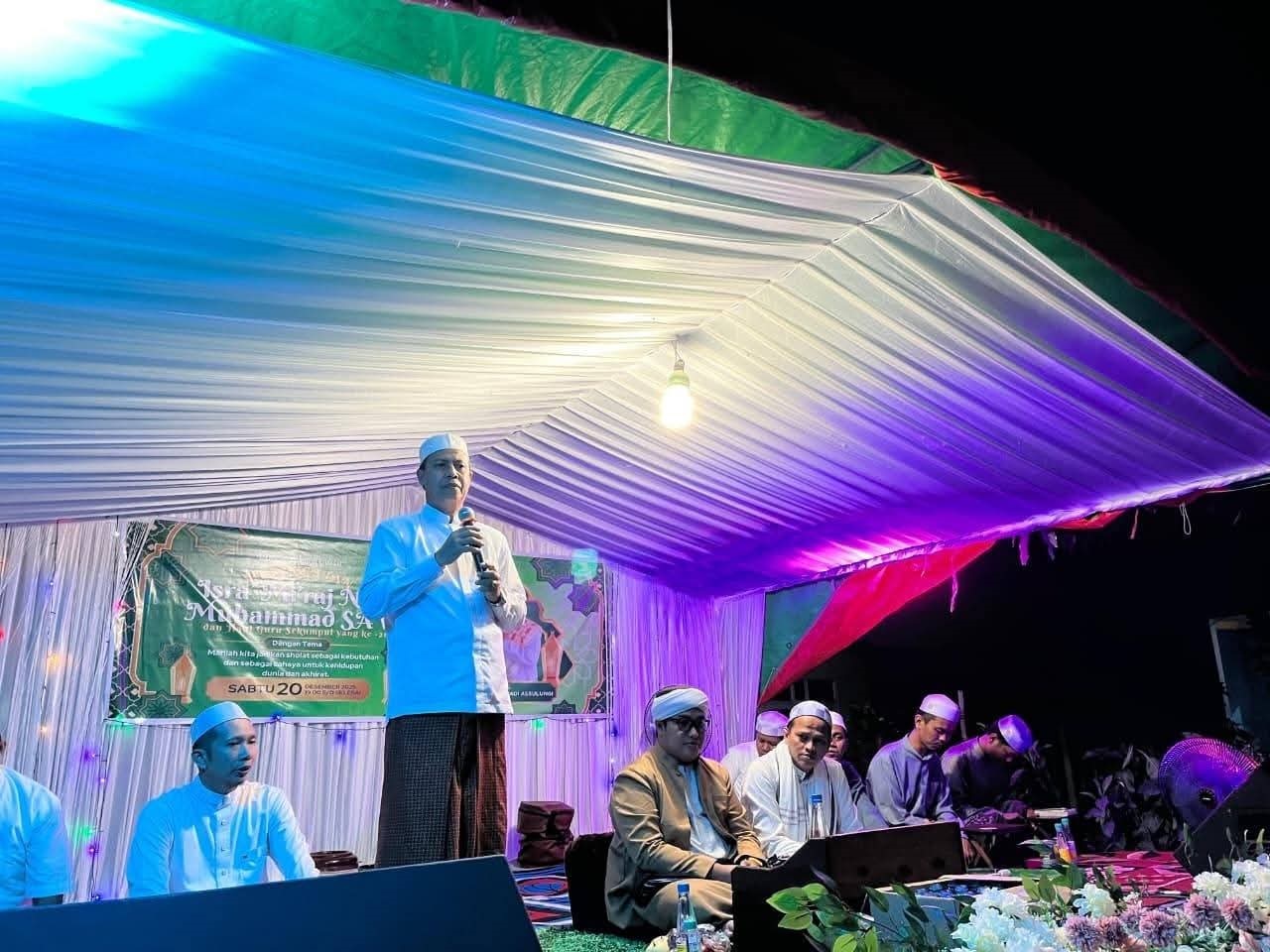 Jemaah mengikuti peringatan Isra Mi&rsquo;raj Nabi Muhammad SAW yang dirangkai dengan Haul ke-21 Guru Sekumpul di Mushola Baburrahman Kampung Fatimah, Desa Sungai Undang. Minggu (21/12) malam.
