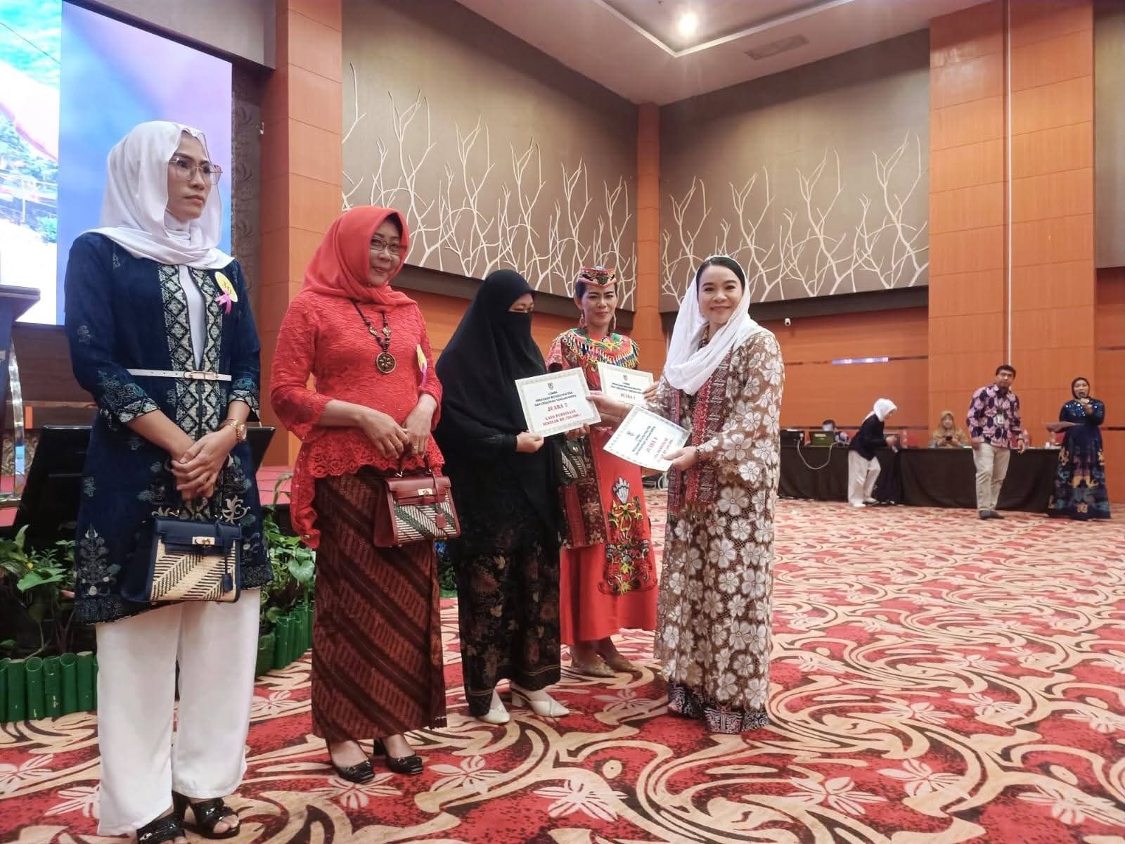 Ketua Dekranasda Kabupaten Seruyan Welduline Ahmad Selanorwanda ambil bagian dalam  Forum Konektivitas Industri Rotan dan Pemberdayaan PKK Tahun 2025 Senin (22/12).