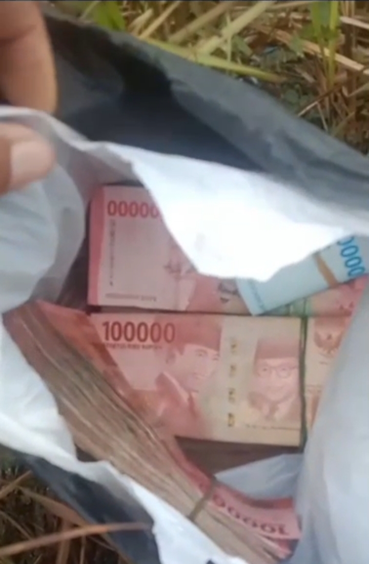 Potongan video penemuan uang ratusan juta rupiah di pemakaman SP 3, Sungai Rangit, Pangkalan Lada, Kabupaten Kotawaringin Barat, Senin (22/12)