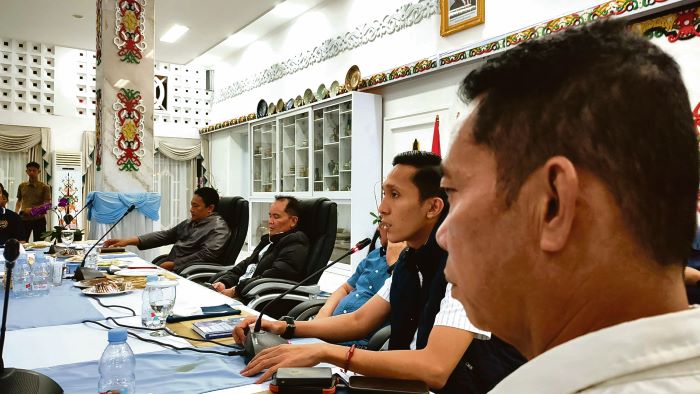 PERTEMUAN : Gubernur Kalimantan Tengah Agustiar Sabran gelar pertemuan rutin bersama insan pers, Senin (22/12/2025) malam. FOTO: DODI/RADAR SAMPIT