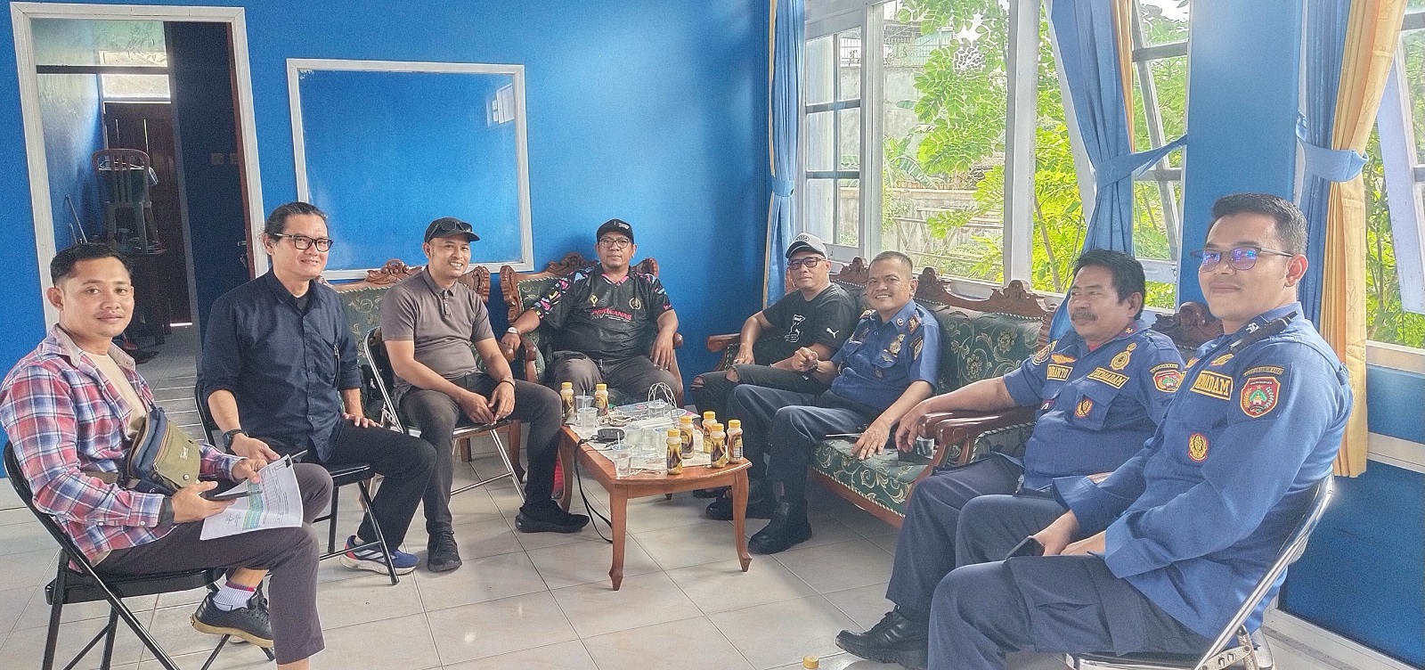 Kepala Dinas Damkar dan Penyelamatan bersama personel saat  berbincang Santai di Kantor PWI Kobar.
