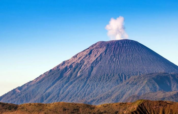 Semeru menjadi salah satu dari lima gunung di Indonesia yang jalur pendakiannya ditutup. (PINTEREST)