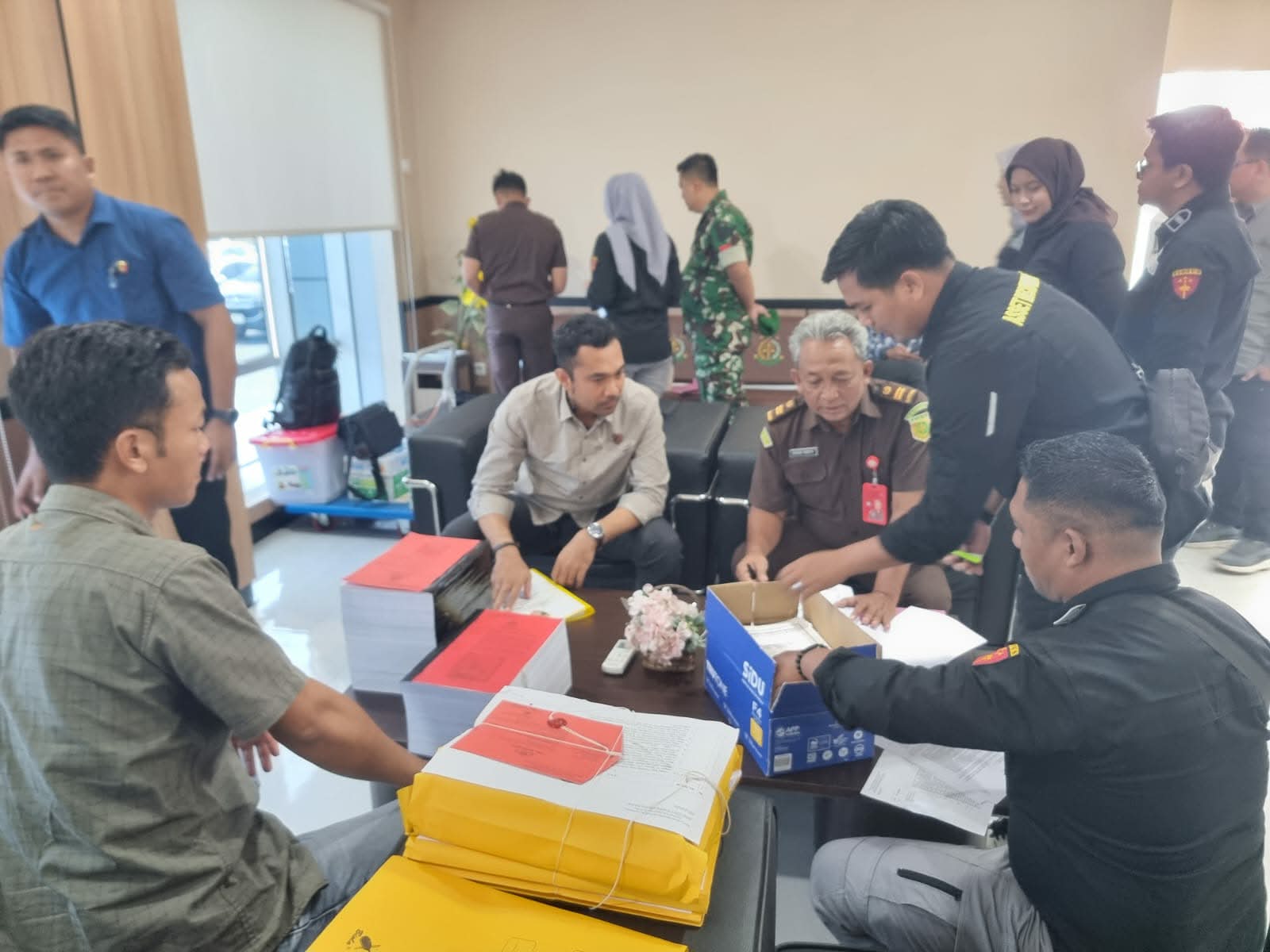Tim Penyidik Ditkrimsus Polda Kalteng saat melimpahkan penanganan perkara dugaan tipikor di Kabupaten Kapuas dan Kabupaten Kotim kepada Kejati Kalteng, baru-baru tadi.