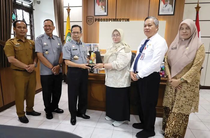 KUNJUNGAN: Wabup Kotim Irawati didampingi Pj Sekda Kotim Umar Kaderi beserta jajaran menerima kunjungan silaturahmi sekaligus penyerahan Sertifikat Indikasi Geografis (IG) dari Kakanwil Kemenkumham