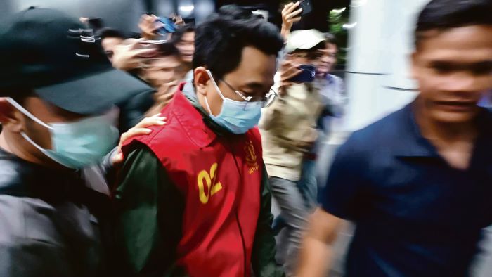 TERSANGKA BARU: Kejati Kalteng menggiring tersangka baru perkara dugaan tindak pidana korupsi sektor pertambangan, Selasa (23/12/2025) malam. FOTO: DODI/RADAR SAMPIT