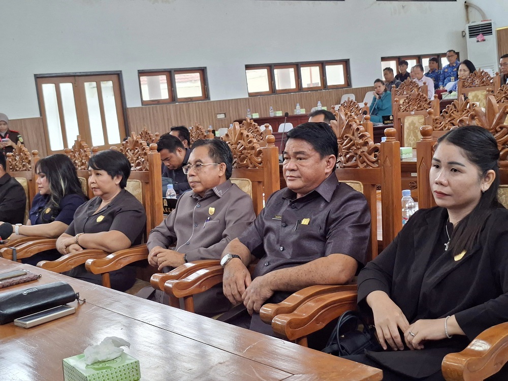 Anggota DPRD Kabupaten Gumas Herbert Y Asin (tiga dari kanan) ketika menghadiri rapat paripurna DPRD setempat, belum lama ini.