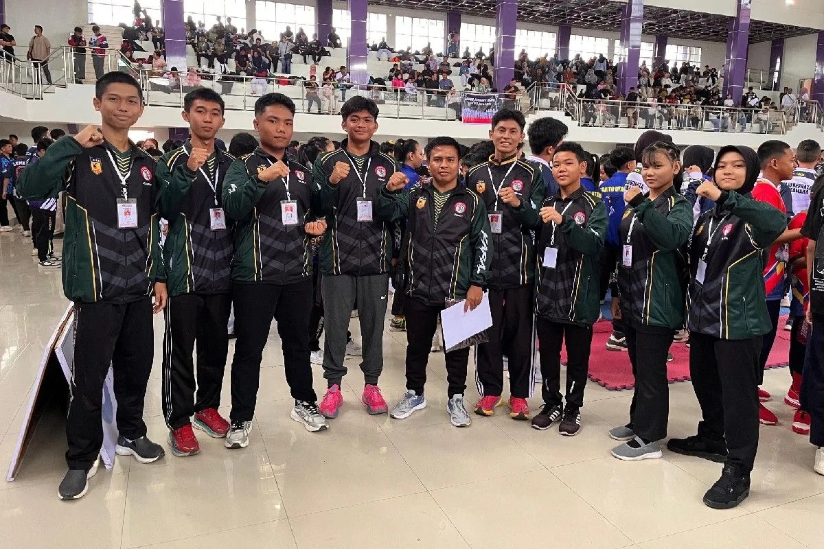 : Sejumlah karateka Gumas ketika menunjukkan perolehan medali usai mengikuti Palangka Raya Open Karate Championship Tournament and Festival se-Kalteng, pekan lalu.