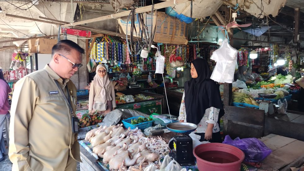Sekda Gumas Richard ketika berbincang dengan salah satu pedagang di Pasar Lama Kuala Kurun, pekan lalu.