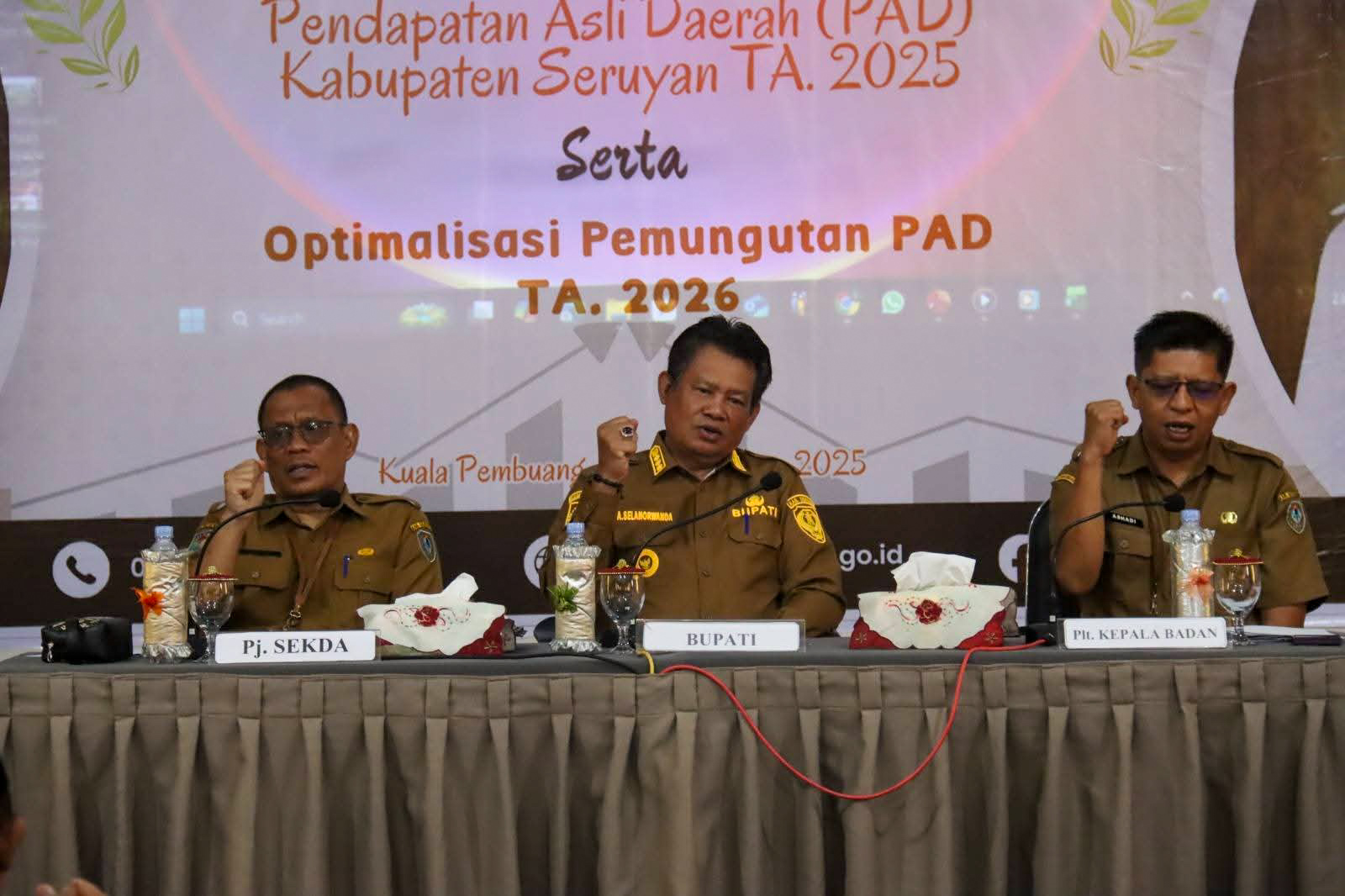 Rapat koordinasi dan evaluasi PAD Seruyan tahun anggaran 2025 di aula kantor Badan Pendapatan Daerah Seruyan, Selasa (23/12).