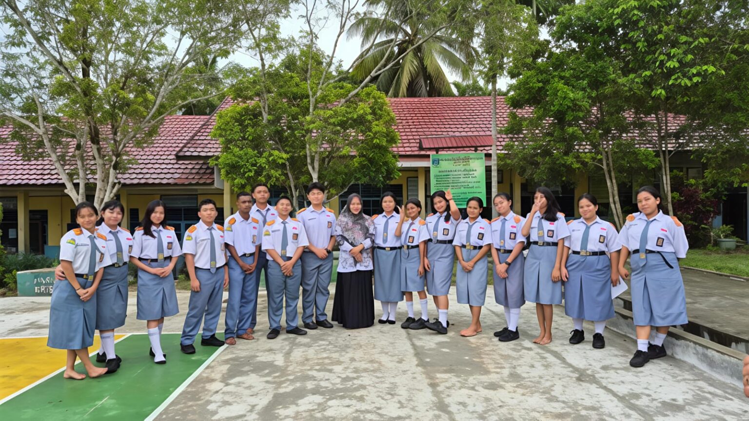 Guru sosiologi SMA Katolik Santo Arnoldus Janssen Kuala Kurun Cony Patricia Hawa bersama  peserta didik kelas X dan XI, pekan lalu