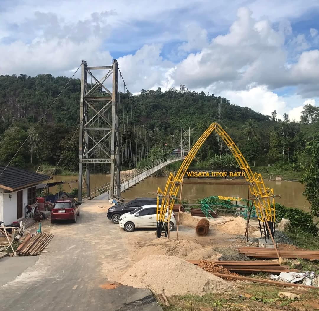 Objek Wisata Batu Suli yang menjadi salah satu unggulan Kabupaten Gumas, terletak di Desa Upon Batu, Kecamatan Tewah.