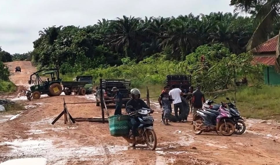 Kondisi jalan  Perigi - Simpang Sepaku  Kabupaten Lamandau, baru-baru ini.