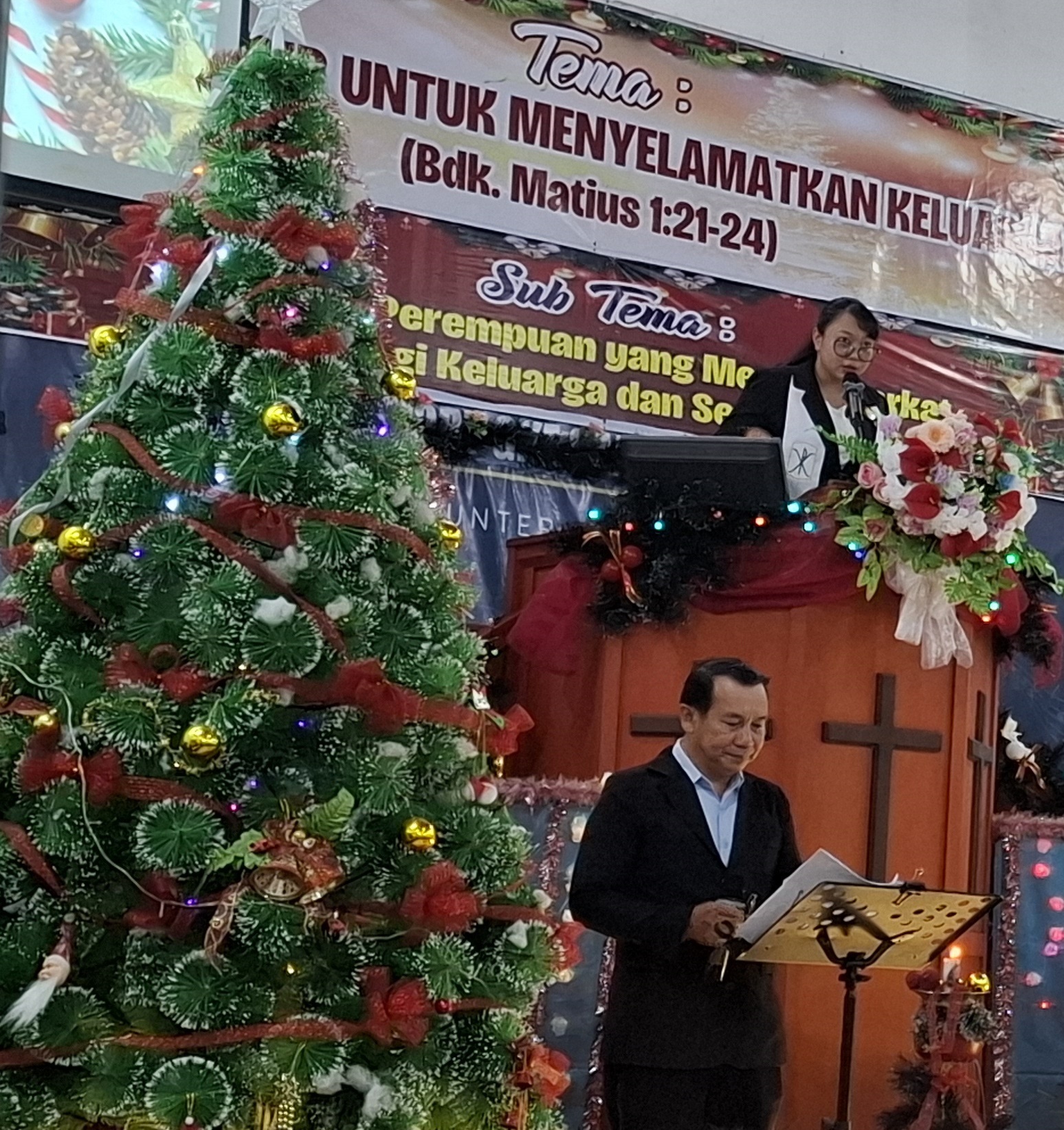 Suasana ibadah malam Natal di Gereja Eka Kapakat Luwuk Bunter, Kecamatan Cempaga, Rabu (24/12).