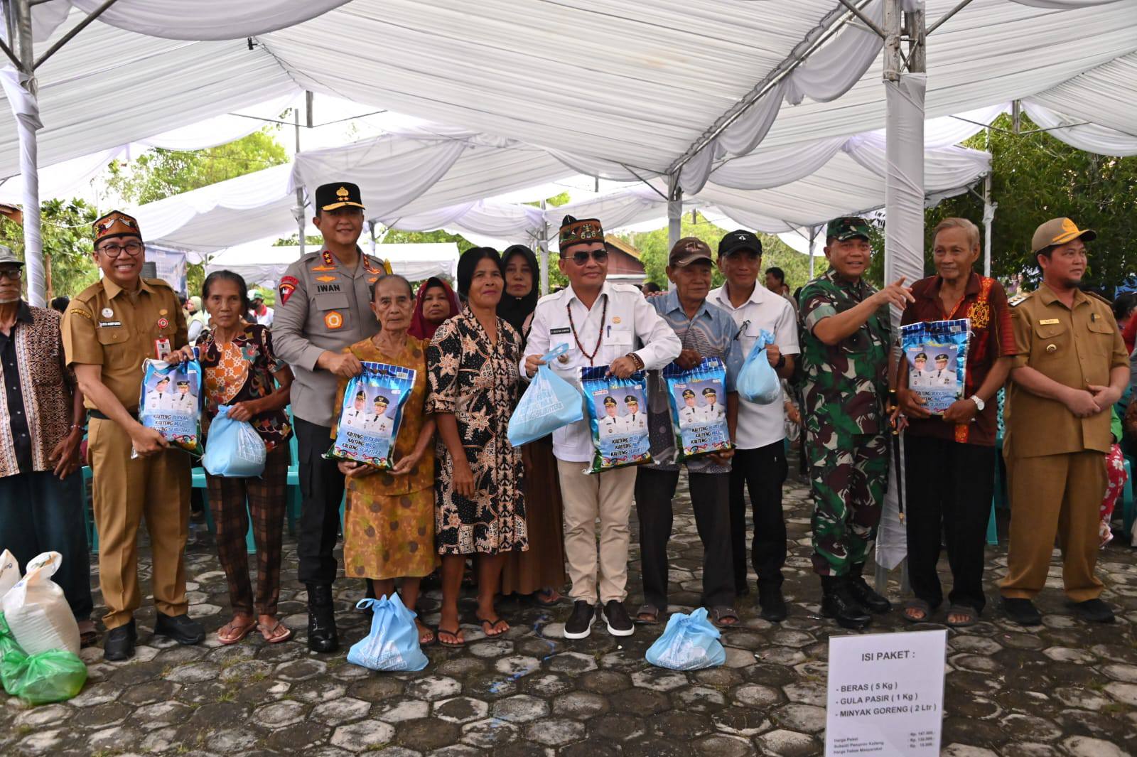 Gubernur Kalteng Agustiar Sabran dan  forkompida Kalteng, serta pejabat pemprov dan Bupati Katingan,bersama sejumlah warga penerima bantuan pangan, saat kunjungan ke Kasongan, Kabupaten Katingan