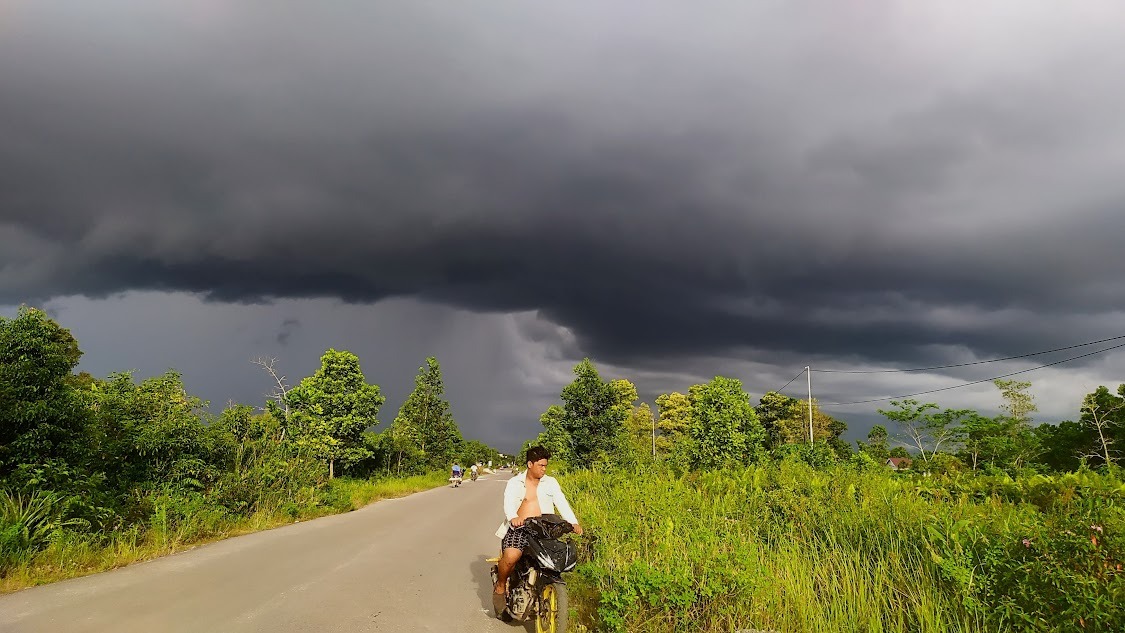 Cuaca mendung dari kejauhan di Sampit, Kotawaringin Timur. (Dok. Usay Nor Rahmad/Radar Sampit)