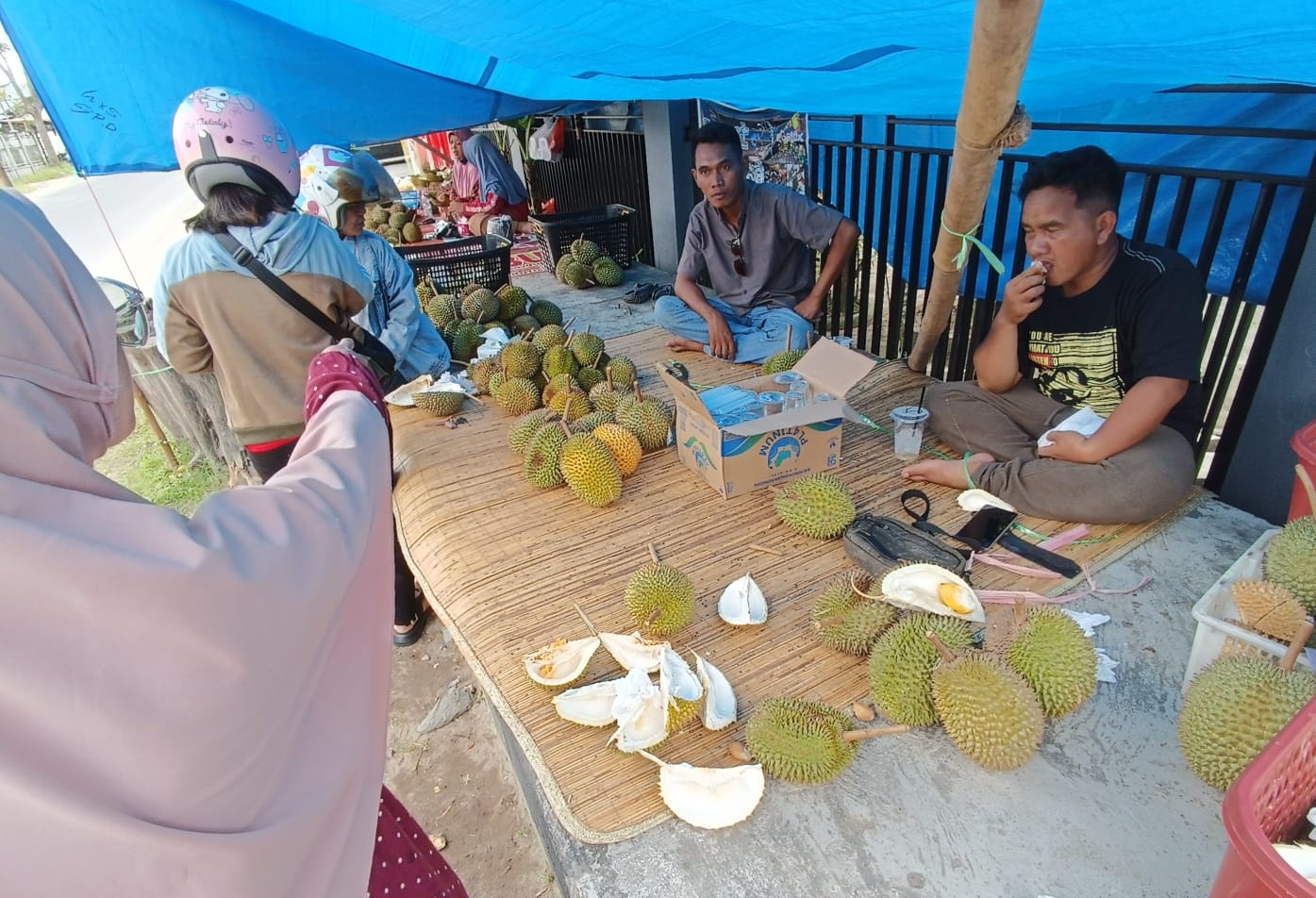 Salah satu lapak pedagang durian di Jalan Gatot Subroto Sampit. (Usay Nor Rahmad/Radar Sampit)